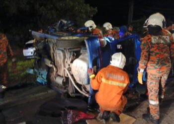ANGGOTA bomba mengeluarkan mangsa yang tersepit dalam kemalangan di  Changkat Cermin, Ayer Tawar, Beruas hari ini.