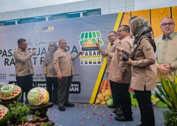 SAARANI Mohamad (tiga dari kiri) melancarkan Pasar Sejahtera Rakyat Perak pada Program Mesra Hari Bertemu Pelanggan di Kompleks Pentadbiran Daerah Kerian di Pekan Baru, di Parit Buntar hari ini.