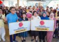 Pengarah Urusan dan Rakan Kongsi Operasi Tempatan McDonald’s Malaysia, Datuk Azmir Jaafar (kiri), Naib Presiden Kanan dan Ketua Pegawai Impak McDonals’s Malaysia, Melati Abdul Hai (kanan) dan Pengarah Komunikasi Korporat McDonald’s Malaysia, Shamsidar Yahya (dua kanan) bergambar bersama wakil SJK (C) Chiao Nan dan SJK (C) Hwa menerima sumbangan penambahbaikan bilik guru bernilai RM5,000 ketika sambutan Hari Guru McDonald’s Malaysia di McDonald’s Titiwangsa. - UTUSAN/Saddam Yusoff