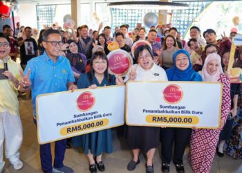 Pengarah Urusan dan Rakan Kongsi Operasi Tempatan McDonald’s Malaysia, Datuk Azmir Jaafar (kiri), Naib Presiden Kanan dan Ketua Pegawai Impak McDonals’s Malaysia, Melati Abdul Hai (kanan) dan Pengarah Komunikasi Korporat McDonald’s Malaysia, Shamsidar Yahya (dua kanan) bergambar bersama wakil SJK (C) Chiao Nan dan SJK (C) Hwa menerima sumbangan penambahbaikan bilik guru bernilai RM5,000 ketika sambutan Hari Guru McDonald’s Malaysia di McDonald’s Titiwangsa. - UTUSAN/Saddam Yusoff