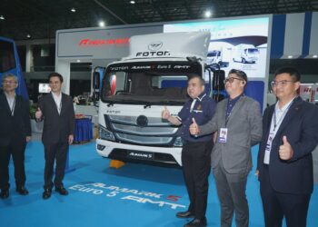 Menteri Pengangkutan, Anthony Loke Siew Fook melihat lori Foton terbaharu Aumark S Euro 5 AMT pada Majlis Perasmian Pameran Kenderaan Komersial Malaysia (MCVE) di sini, hari ini. UTUSAN/MOHD FARIZWAN HASBULLAH