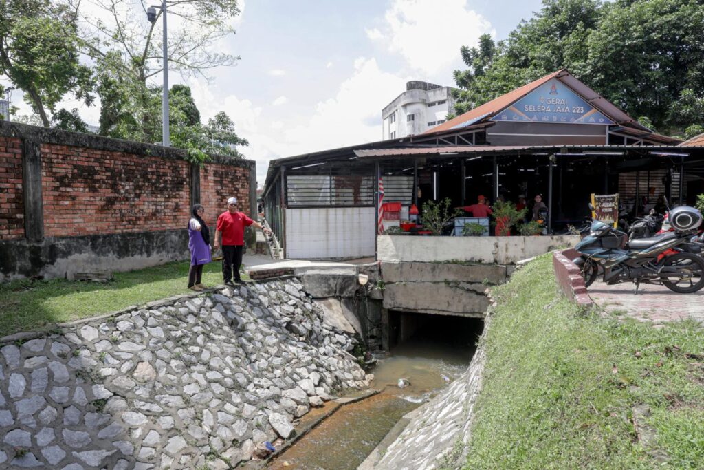 Peniaga gerai makan rugi besar banjir kilat di Petaling Jaya