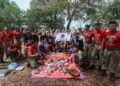 AHLI Kelab Media Perdana Terengganu (Metra) bergambar kenangan bersama ahli Persatuan Kembara Orang Pekak dan Persatuan Orang-Orang Cacat Penglihatan Islam Malaysia (PERTIS) semasa program ibadah korban di Masjid Al-Ansar, Kem Sri Pantai, Seberang Takir, Kuala Nerus, Terengganu. - UTUSAN/PUQTRA HAIRRY