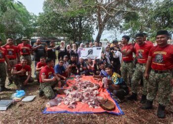 AHLI Kelab Media Perdana Terengganu (Metra) bergambar kenangan bersama ahli Persatuan Kembara Orang Pekak dan Persatuan Orang-Orang Cacat Penglihatan Islam Malaysia (PERTIS) semasa program ibadah korban di Masjid Al-Ansar, Kem Sri Pantai, Seberang Takir, Kuala Nerus, Terengganu. - UTUSAN/PUQTRA HAIRRY