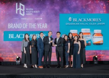 NOOR Hisham Abdullah (tengah) menyampaikan piala anugerah kepada Chong Kim Heng (lima dari kanan) pada Malaysia Health & Beauty Awards 2026 yang dianjurkan dengan kerjasama BIG Pharmacy dan CARiNG Pharmacy di bawah BIG CARING Group.