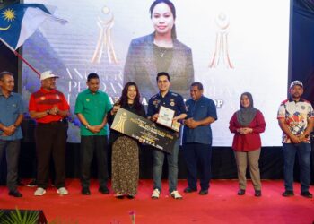 MOHAMMED Taufiq Johari (empat kanan) menyampaikan Anugerah Perdana Belia Negara kepada penerima sempena Sambutan Hari Belia Negara Peringkat Negeri Kedah di Dataran Starwalk, Alor Setar, semalam. UTUSAN/SHAHIR NOORDIN