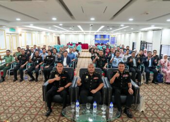 MOHD Saud Ayutollah Abdul Manan (tengah duduk) pada majlis perasmian penutup Seminar Poligraf Malaysia: Peranan Poligraf dalam Saringan Pekerjaan anjuran (SPRM) di Kuala Lumpur.