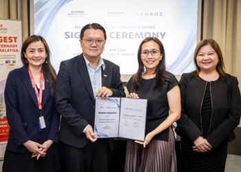 KETUA Pegawai Eksekutif Sunway Medical Centre, Dr. Seow Vei Ken (dua, kiri) dan Ketua Negara Sandoz Malaysia, Singapura dan Brunei, Christine Chong (dua, kanan) menunjukkan dokumen perjanjian yang telah ditandatangani yang turut disaksikan, Presiden Sandoz Kluster Asia, Boon Huet Ee (kanan) dan Pengurus Besar Kanan Sunway Medical Centre, Dr. Heng Siew Ping dalam Majlis Menandatangani Perjanjian Persefahaman antara Sunway Medical Centre dan Sandoz di Sunway Sanctuary hari ini. - UTUSAN/MUHAMAD IQBAL ROSLI