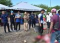 HASROLNIZAM Shaari hadir membuat pemantauan aktiviti korban warga asing di Taman Melur, semalam.