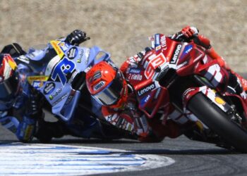 Marc Marquez (depan) bersaing dengan adiknya, Alex Marquez yang mewakili Gresini Racing dalam perlumbaan Grand Prix Sepanyol, minggu lalu. - AFP