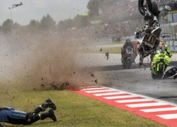 Pelumba pasukan Gresini Racing, Alex Marquez (kiri) terpelanting selepas terlibat kemalangan dalam perlumbaan MotoGP Grand Prix Catalunya di Montmelo, Barcelona, hari ini. - AFP