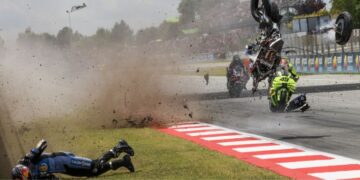 Pelumba pasukan Gresini Racing, Alex Marquez (kiri) terpelanting selepas terlibat kemalangan dalam perlumbaan MotoGP Grand Prix Catalunya di Montmelo, Barcelona, hari ini. - AFP