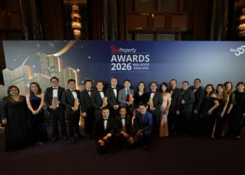 KELVIN Lee Chin Chuan (tengah) bersama pasukan pengurusan syarikat menunjukkan anugerah yang dimenangi pada majlis StarProperty Real Estate Developer Awards 2026 di Petaling Jaya, baru-baru ini.