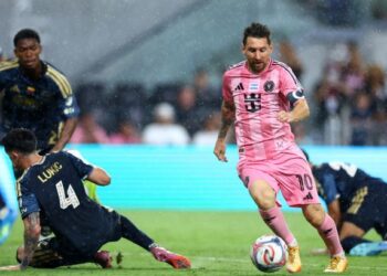 AKSI Lionel Messi ketika menentang Philadelphia Union dalam saingan  MLS di Florida, Ahad lalu. - AFP