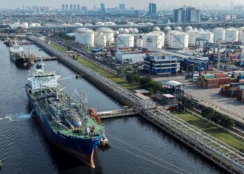 SEBUAH kapal tangki minyak dan kapal kargo di depot minyak serta terminal kontena Pelabuhan Tanjung Priok, Jakarta, pada 31 Mac 2026. - AFP
