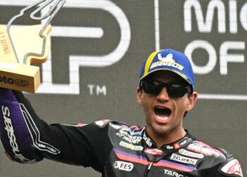 Pelumba pasukan Aprilia Racing, Jorge Martin menjulang trofi selepas menjuarai perlumbaan Grand Prix Perancis di litar Le Mans, kelmarin. - AFP