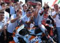 Pasukan Trackhouse MotoGP meraikan kemenangan pelumba mereka, Raul Fernandez yang memenangi perlumbaan pecut di Litar Mugello, Itali, hari ini. - AFP