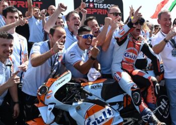 Pasukan Trackhouse MotoGP meraikan kemenangan pelumba mereka, Raul Fernandez yang memenangi perlumbaan pecut di Litar Mugello, Itali, hari ini. - AFP