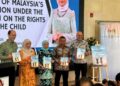 NANCY Shukri melancarkan buku pada Majlis Penyertaan Malaysia di Bawah Konvensyen Hak Kanak-Kanak (CRC) di Putrajaya.