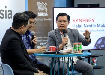 ISZAM Padil (kanan) bercakap pada sesi forum ketika Majlis Jalin Kerjasama Nestle Malaysia dan JAKIM untuk Majukan Ekosistem Halal Malaysia di 1 Powerhouse di sini, semalam. - UTUSAN/FARIZ RUSADIO