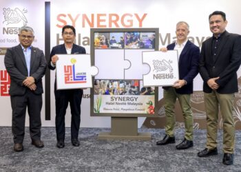 JUAN Aranols (dua kanan) bersama Pengarah Bahagian Pengurusan Halal Jakim, Muhyidin bin Aziz @ Saari (dua kiri) pada Majlis Jalin Kerjasama Nestle Malaysia dan Jakim untuk Majukan Ekosistem Halal Malaysia di 1 Powerhouse di sini hari ini. - UTUSAN/FARIZ RUSADIO