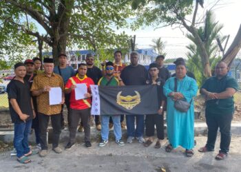 Antara wakil enam NGO dari daerah hadir membuat laporan di IPD Sepang bagi mendesak tindakan tegas terhadap individu yang menghina Sultan Selangor.
