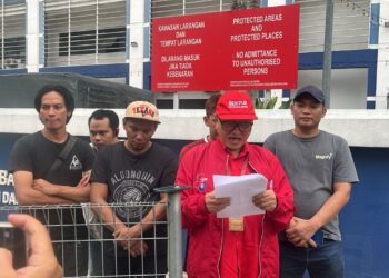 SEKRETARIAT Gerak Gempur Media Sosial Rakyat membuat laporan polis berhubung video tular yang dikaitkan dengan Rafizi.