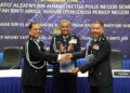 ALZAFNY Ahmad (tengah) menyaksikan penyerahan dokumen serah tugas antara Azahar Abdul Rahim (kiri) dan Mohd. Yatim Osman pada majlis Serah Terima Tugas Ketua Polis Daerah Seremban di Ibu Pejabat Polis Daerah Seremban di Seremban hari ini.