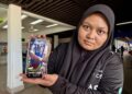 NURSYUHADAH Jamaludin menunjukkan kecederaan dialami oleh bapanya, Jaafa Hasan, selepas kakinya digigit buaya ketika menjala udang di Sungai Linggi, Kampung Tanjung Agas di Port Dickson. - UTUSAN/NOR SHAFIQAH MOHD GHAZALI