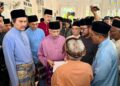 TUANKU Muhriz menerima memorandum sokongan terhadap baginda yang diserahkan oleh Muhamad Kamel Yassin sambil diperhatikan kedua-dua puteranya di perkarangan Masjid Tuanku Muhriz, Bandar Seri Jempol, Jempol, hari ini. -UTUSAN / NOR SHAFIQAH MOHD GHAZALI