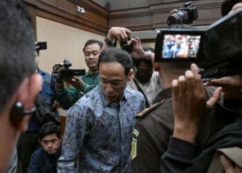 NADIEM MAKARIM (tengah). - AFP