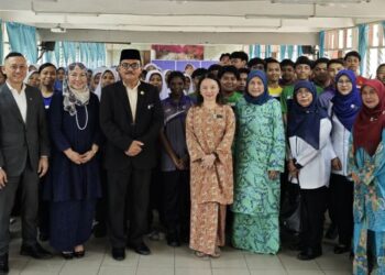 MENTERI di Jabatan Perdana Menteri (Wilayah Persekutuan) dan Ahli Parlimen Segambut, Hannah Yeoh (depan, tengah) bersama Dafinah Ahmed Hilmi (depan, tiga dari kiri) pada majlis pelancaran HLB Duitsmart.