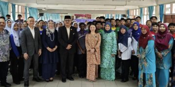 MENTERI di Jabatan Perdana Menteri (Wilayah Persekutuan) dan Ahli Parlimen Segambut, Hannah Yeoh (depan, tengah) bersama Dafinah Ahmed Hilmi (depan, tiga dari kiri) pada majlis pelancaran HLB Duitsmart.