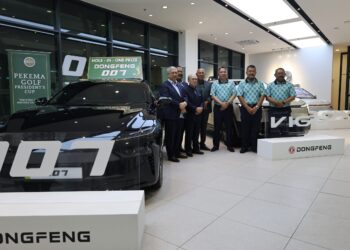 Mohamed Nazari (tiga dari kanan) bersama dua model kenderaan Dongfeng.