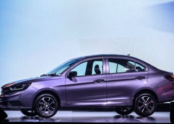 JUALAN kenderaan Proton turut meningkatkan pendapatan DRB-HICOM. - GAMBAR HIASAN