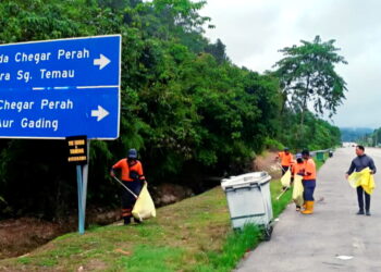 PETUGAS pembersihan menjalankan kerja-kerja kutipan sampah di kawasan rehat dan bahu jalan sepanjang Laluan Lingkaran Tengah Utama (LTU) Kechau-Merapoh di Lipis, Pahang. – IHSAN SWCORP PAHANG
