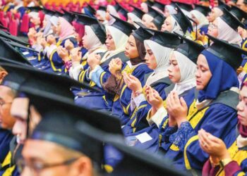 KEJAYAAN  seseorang tidak seharusnya diukur berdasarkan nama universiti semata-mata tetapi pada kemahiran, ilmu dan kemampuan mereka menyumbang kepada masyarakat serta industri.