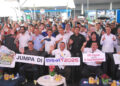 YUHAIZAD Abdullah (tiga dari kiri) menunjukkan isyarat bagus dan plakad selepas majlis perasmian Road To MAHA 2026 Zon Selatan di Mydin Hypermarket Bandar Jasin Bestari Melaka. UTUSAN/AMRAN MULUP