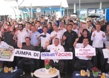 YUHAIZAD Abdullah (tiga dari kiri) menunjukkan isyarat bagus dan plakad selepas majlis perasmian Road To MAHA 2026 Zon Selatan di Mydin Hypermarket Bandar Jasin Bestari Melaka. UTUSAN/AMRAN MULUP