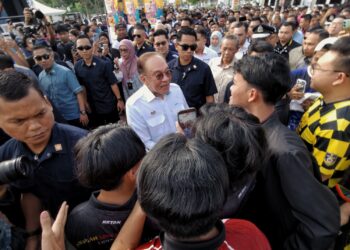 ANWAR Ibrahim bersalaman dengan hadirin pada majlis Sambutan Hari  Belia Negara Peringkat Kebangsaan 2026 di Bandar Sri Sendayan, Seremban, hari ini.-UTUSAN/MOHD. SHAHJEHAN MAAMIN.