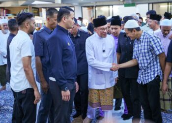 ANWAR Ibrahim bersalaman dengan jemaah selepas menunaikan solat Jumaat di Masjid Al Muttaqin Wangsa Melawati, Kuala Lumpur, semalam. – UTUSAN/SADDAM YUSOFF