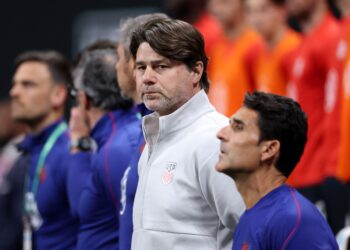 Ketua jurulatih Amerika Syarikat, Mauricio Pochettino memerhatikan aksi sebelum perlawanan persahabatan antarabangsa menentang Portugal di Stadium Mercedes-Benz, Atlanta, Georgia pada 31 Mac 2026.