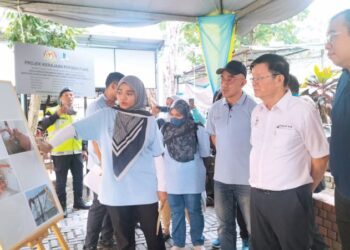 CHOW Kon Yeow (dua dari kanan) ketika mendengar taklimat mengenai keadaan terkini Rumah Pangsa Padang Tembak, di Ayer Itam, Pulau Pinang, hari ini. - UTUSAN/SAFINA RAMLI