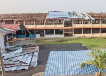 KEADAAN bangunan Sekolah Menengah Kebangsaan Datuk Haji Abdul Kadir yang rosak selepas bumbung tercabut akibat ribut di Kepala Batas, Pulau Pinang, petang semalam. – UTUSAN/DANIAL SAAD