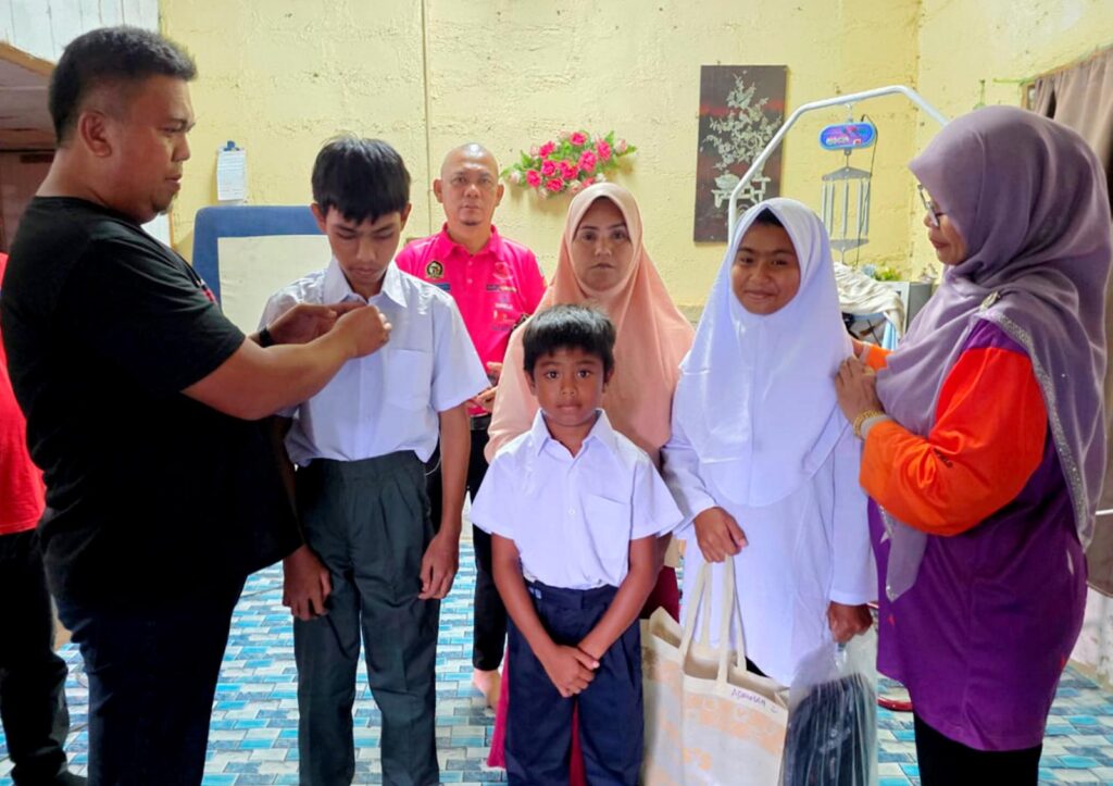 Tiga beradik miskin tidak sabar ke sekolah