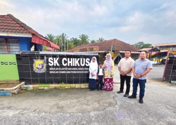 NURUL Adawiyah Zaharon dan adiknya, Mohamad Adam Zaharon mula bersekolah di Sekolah Kebangsaan  Chikus di Pasir Salak. – UTUSAN/AIN SAFRE BIDIN