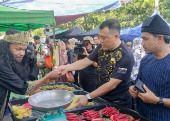 LOH Sze Yee ketika melawat Pasar Pagi Jumaat Sungai Bayor di Selama, Perak. - UTUSAN/WAT KAMAL ABAS