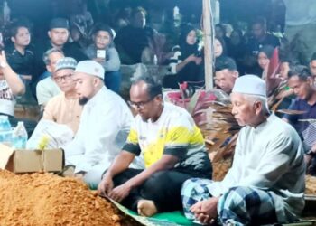 JENAZAH Nur Izzati Humaira Azizul dikebumikan di Tanah Perkuburan Islam Felda Trolak Utara, Tanjung Malim, Perak, semalam. - UTUSAN/MEGAT LUTFI MEGAT RAHIM