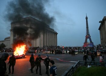 POLIS tahan lebih 280 individu selepas Paris Saint-German menang piala UEFA. - AFP