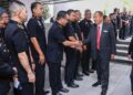 ABD. Halim Aman bersalaman dengan para pegawai ketika hadir melapor diri dan memulakan tugas sebagai Ketua Pesuruhjaya Suruhanjaya Pencegahan Rasuah Malaysia (SPRM) yang baharu.